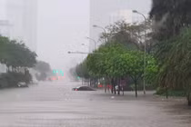 Mưa lớn kéo dài, nhiều tuyến đường Hà Nội ngập sâu