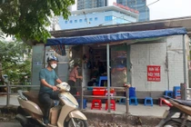 Hà Nội: Vỉa hè đường Nguyễn Hoàng bị lấn chiếm, hư hỏng nặng