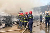 Cháy dữ dội tại kho chứa đệm mút ở Thanh Oai, Hà Nội