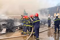 Cháy dữ dội tại kho chứa đệm mút ở Thanh Oai, Hà Nội