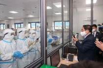 Thủ tướng thăm, chúc Tết các y, bác sĩ và bệnh nhân COVID-19