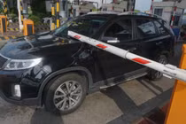 Hàng loạt ô tô bị “đập” khi qua trạm BOT: Khi nào tháo barie?