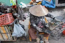 Nghề lạ ở Việt Nam: Đập phá đồ mà hái ra tiền