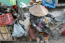 Nghề lạ ở Việt Nam: Đập phá đồ mà hái ra tiền