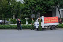 Công an xuất hiện tại nhà riêng cựu Chủ tịch Hà Nội Chu Ngọc Anh