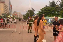 Sầm Sơn đông kín người tắm biển, chờ bắn pháo hoa hoành tráng