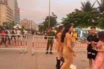 Sầm Sơn đông kín người tắm biển, chờ bắn pháo hoa hoành tráng