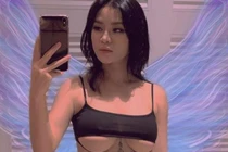  Mặc “hở chân ngực“: Cô gái Sài thành dắt cún đi dạo có hot bằng “thánh nữ Mỳ Gõ“?