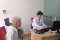 Hà Nội nắng nóng, người già nhập viện tăng đột biến