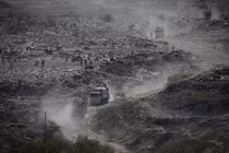 Cuộc sống mưu sinh trong bãi rác của trẻ em nghèo Venezuela