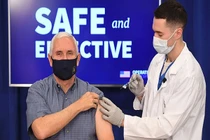 Phó Tổng thống Mỹ Mike Pence tiêm vắc xin ngừa COVID-19