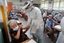 Vì sao hàng chục triệu liều vaccine viện trợ của Mỹ tới trễ?