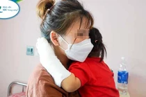 Bé 2 tuổi bị điện giật ngừng tim vì nghịch sạc điện thoại