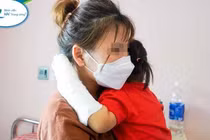 Bé 2 tuổi bị điện giật ngừng tim vì nghịch sạc điện thoại