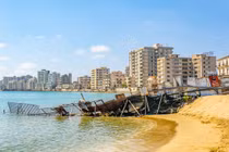 Đột nhập thị trấn “ma” bỏ hoang hàng chục năm ở đảo Cyprus