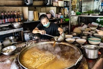 Tận mắt nồi nước hầm gần 50 năm không đổ ở Thái Lan