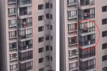 Nghẹt thở giải cứu bé 5 tuổi lơ lửng ngoài cửa sổ tầng 13