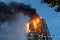 Hãi hùng cảnh tòa chung cư 33 tầng cháy ngùn ngụt giữa đêm