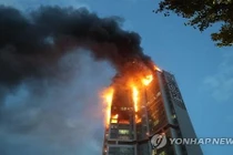 Hãi hùng cảnh tòa chung cư 33 tầng cháy ngùn ngụt giữa đêm