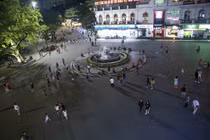 Giới trẻ háo hức ngày phố đi bộ Hồ Hoàn Kiếm hoạt động trở lại