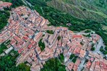 Kinh ngạc thị trấn Italy bán loạt nhà có giá 1 USD, "rẻ như bèo"