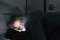 Vì sao dùng điện thoại ban đêm có thể tăng nguy cơ ung thư?
