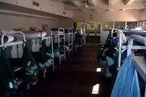 Dịch COVID-19 bùng phát mạnh, Mỹ vội phóng thích hàng nghìn tù nhân