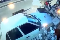 Video: Ôtô đâm vào cửa hàng, hai đứa bé thoát chết