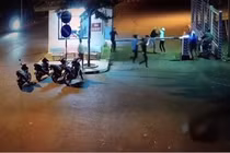 Video: Hai nhóm thanh niên hỗn chiến trước cổng KCN Long Khánh