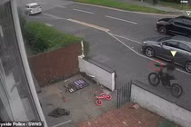 Khoảnh khắc kinh hoàng người cha bị bắn tử vong trước mặt con