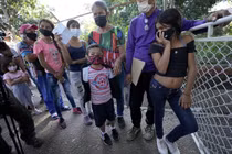 Người Venezuela kéo sang Colombia để tiêm vaccine Covid-19 miễn phí