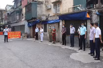 Người dân phường Thanh Nhàn vui mừng được gỡ bỏ phong tỏa tạm thời