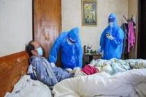 Nhân viên y tế phường quần quật từ sáng tới khuya khi Hà Nội đỉnh dịch