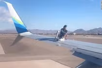 Leo lên cánh máy bay sắp khởi hành, người đàn ông nhận "kết đắng"