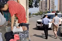 Con dâu bỏ về nhà ngoại, bố chồng đem hai cháu vứt ra đường