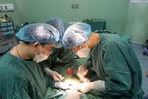 Bé trai 3 tuổi nuốt 25 viên bi nam châm vào bụng