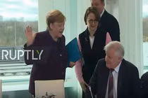 Đức: Bộ trưởng Nội vụ từ chối bắt tay Thủ tướng vì dịch COVID-19