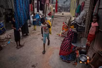 Cám cảnh cuộc sống của cậu bé nhặt rác ở Ấn Độ