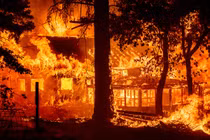 Cảnh cháy rừng thảm khốc “nuốt chửng” loạt ngôi nhà ở Mỹ