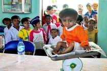 Cả làng chung tay lo an táng bé tý hon K'Rễ