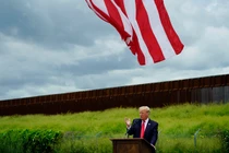 Ảnh: Cựu Tổng thống Trump thăm bức tường biên giới Mỹ - Mexico