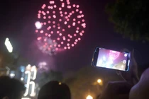 Không khí đón Tết Tây 2025 tại Việt Nam và khắp thế giới