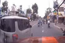 Ốc Thanh Vân bị chèn ép xe