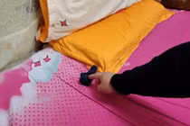 Khi ngủ lót một chiếc tất dưới gối, ngỡ ngàng công dụng mang lại