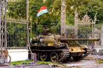 Ẩn số trong bức ảnh xe tăng tiến vào Dinh Độc Lập