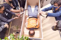 ​Người không đeo khẩu trang phòng COVID-19 bị phạt nằm trong...quan tài