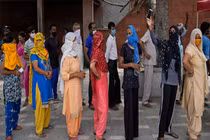 Cảnh người dân nông thôn Ấn Độ xếp hàng dài tiêm vắc xin COVID-19