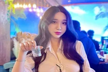 Nữ tiếp viên hàng không diện sơ mi bung cúc đi ăn gây chú ý