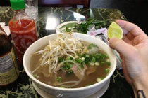 Thói quen vắt chanh vào bún phở đang nóng hổi hóa ra sai lầm