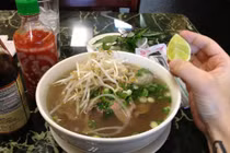 Thói quen vắt chanh vào bún phở đang nóng hổi hóa ra sai lầm